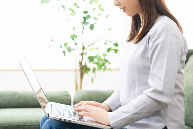 パソコン作業（テレワーク）をする女性